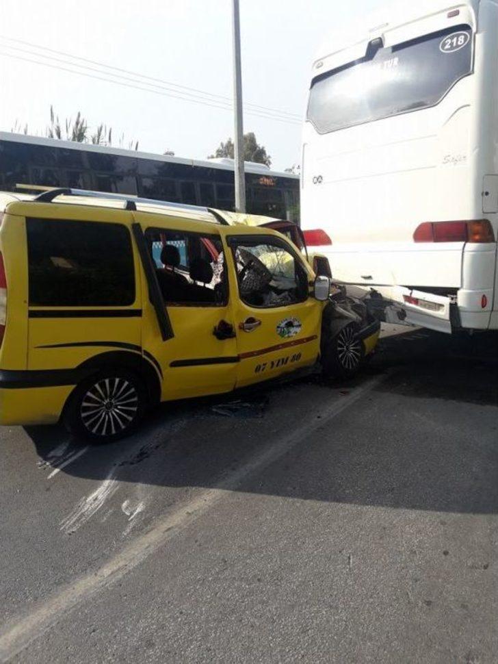 Ticari Taksi İle Otel Servis Otobüsü Çarpıştı: 1 Yaralı G4