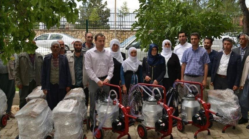 B&uuml;y&uuml;kşehir, &Uuml;reticiye S&uuml;t Sağım Makineleri Dağıttı