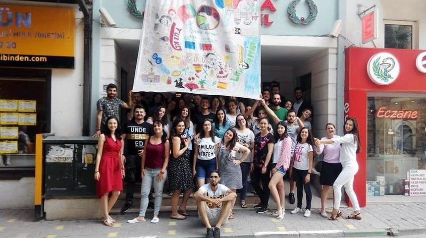 Avrupalı Gen&ccedil;ler Kimsesiz &Ccedil;ocuklar İ&ccedil;in Geldi