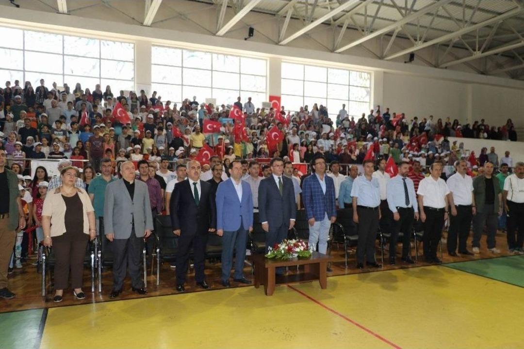 Taş Atan &Ccedil;ocuklar Satran&ccedil; Oynuyor