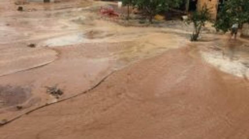 Taşan Dereler Tarım Arazilerini De Vurdu