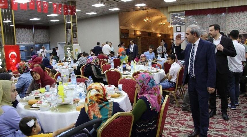 Yetim &Ccedil;ocuklar İftarda Bir Araya Geldi