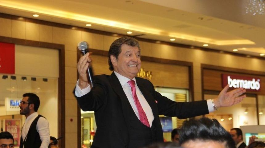 &Uuml;nl&uuml; Sanat&ccedil;ı Bir İlki Ger&ccedil;ekleştirdi Avm&rsquo;de Klip &Ccedil;ekti