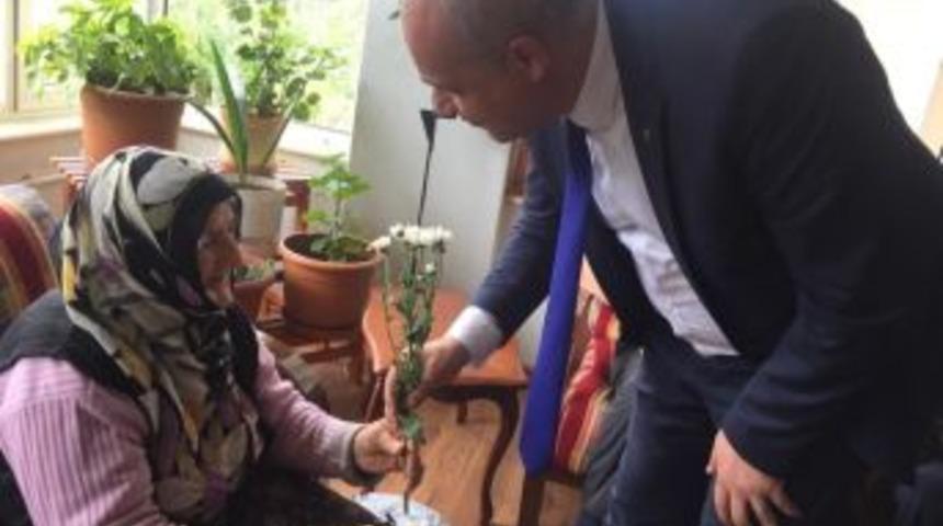 Tarkan Toper Se&ccedil;im &Ouml;ncesi Yaşlıların Duasını Aldı