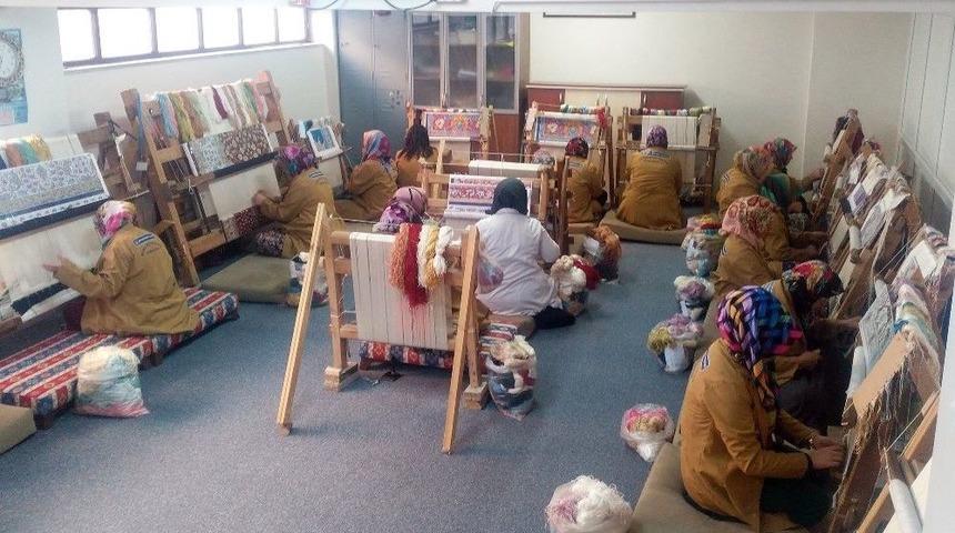 İpek, H&uuml;nerli Ellerde Sanata D&ouml;n&uuml;ş&uuml;yor