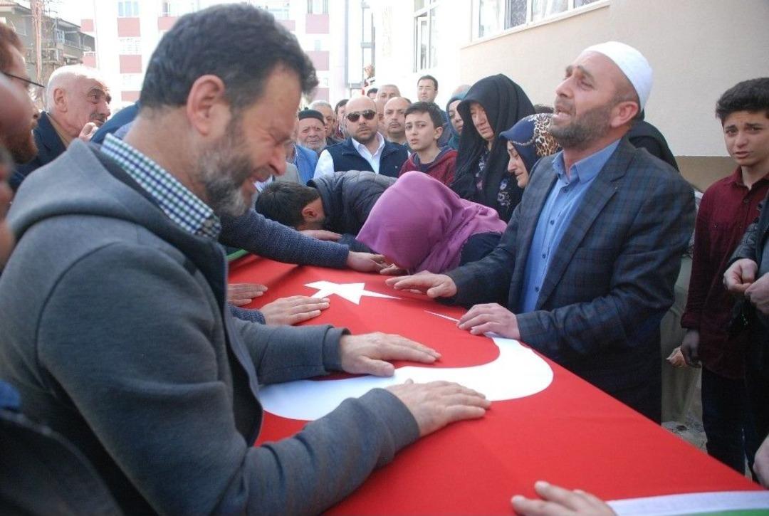 Emekli İmamın Zor G&ouml;revi: &Uuml;niversitede &Ouml;ld&uuml;r&uuml;len Oğlunun Cenaze Namazını Kıldırdı