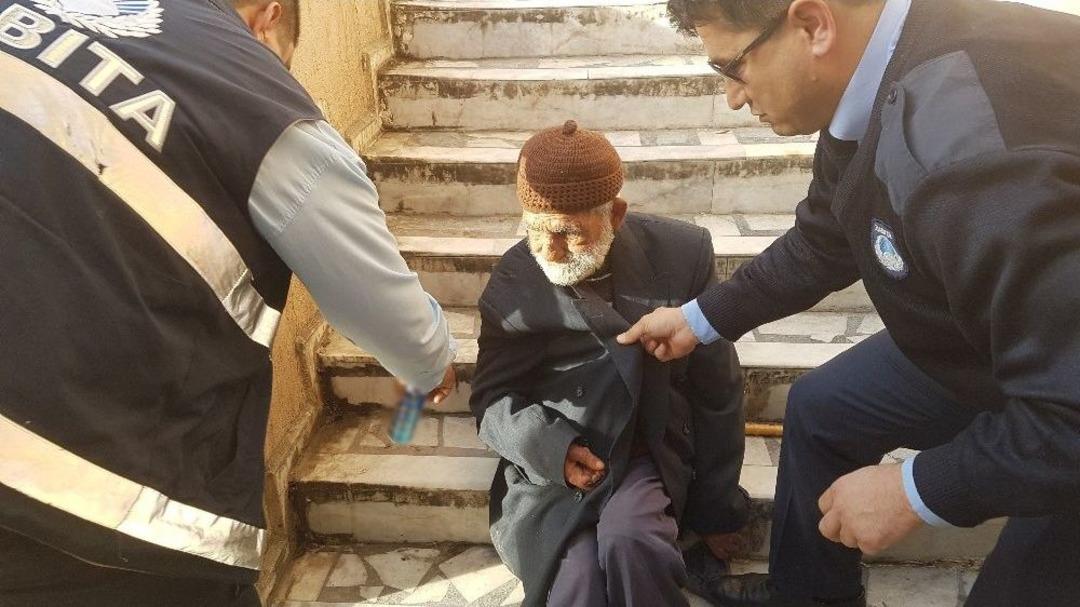 Yaşlı Dilencinin Cebinden İ&ccedil;ki Kutusu &Ccedil;ıktı