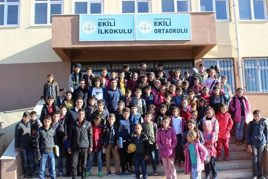 &Uuml;niversitelilerden K&ouml;y Okulundaki &Ouml;ğrencilere Kırtasiye Yardımı