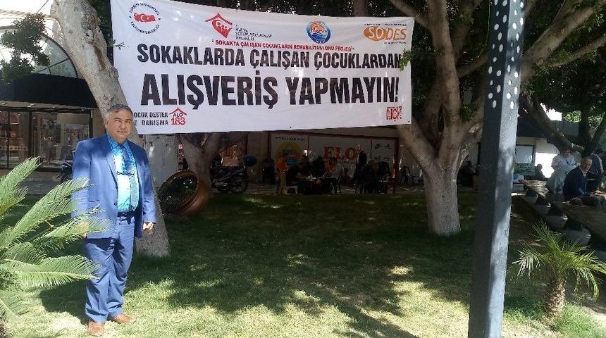 Sokakta &Ccedil;alışan &Ccedil;ocuklar İ&ccedil;in Afişli Uyarı