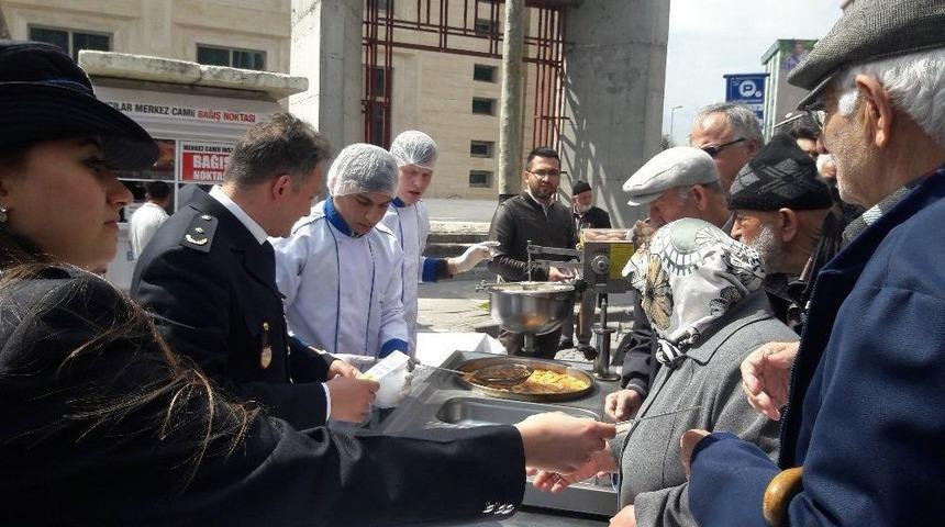 Avcılar’da Polis, Şehitler İçin Vatandaşa Lokma Dağıttı