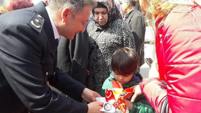 Avcılar’da Polis, Şehitler İçin Vatandaşa Lokma Dağıttı