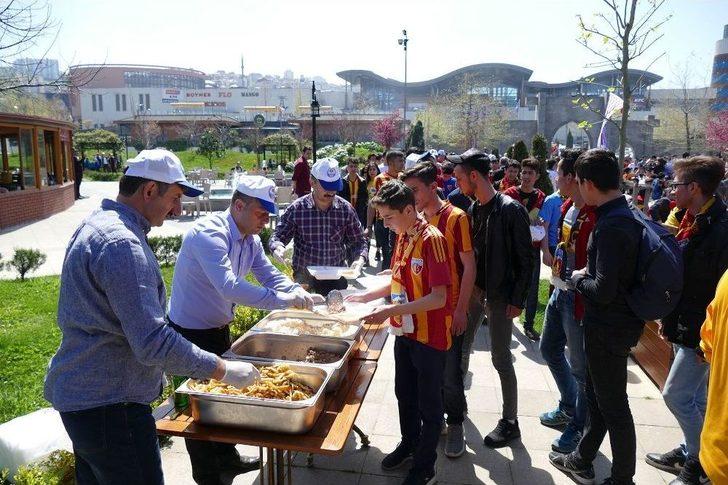 Trabzonspor Ve Kayserisporlu Taraftarlar Yemekte Buluştu G4