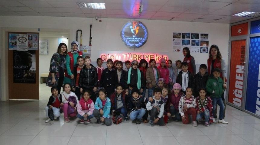 K&ouml;y Okulu &Ouml;ğrencileri Gen&ccedil;lik Merkezinde Ağırlandı