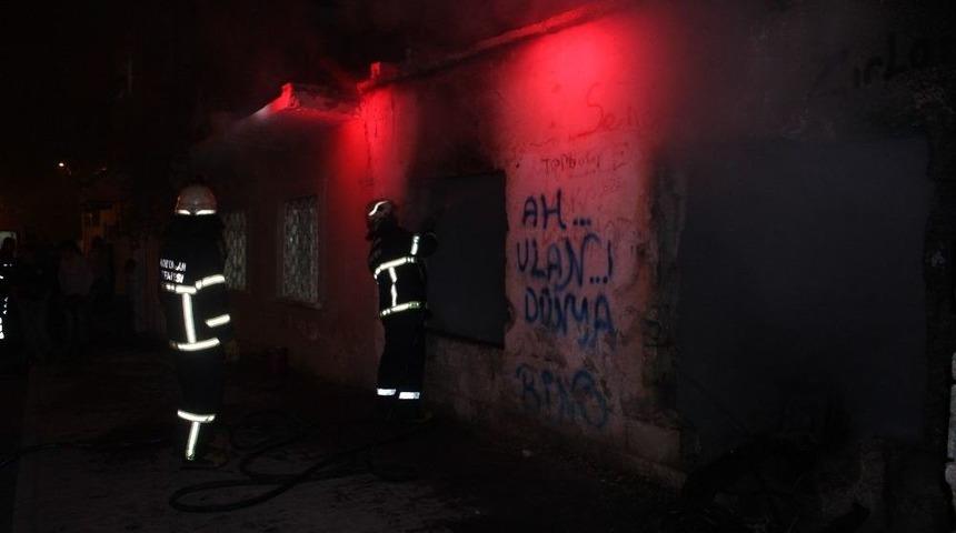 Metruk Evde &Ccedil;ıkan Yangın Paniğe Neden Oldu