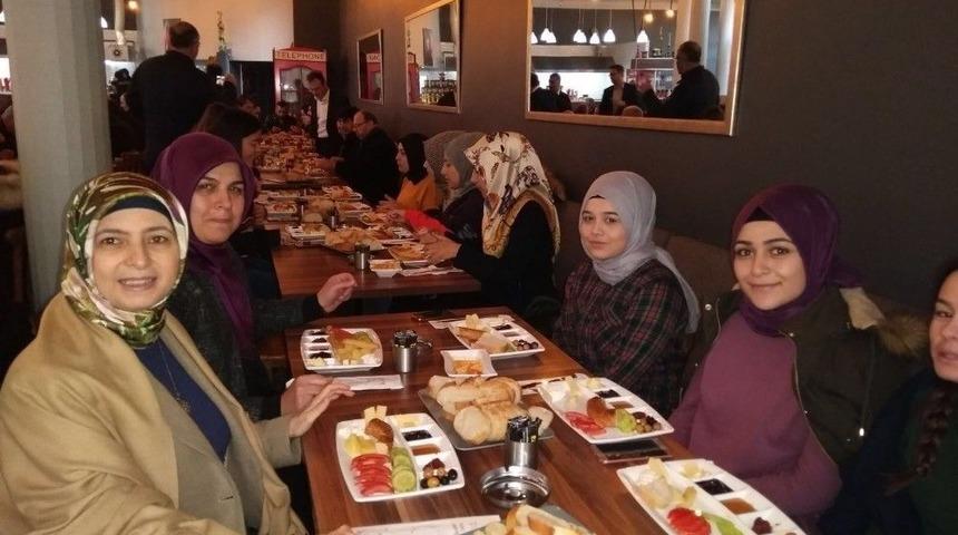 Vali G&uuml;ven&ccedil;er Ve Eşi &Ouml;ğrencilerle Kahvaltıda Buluştu