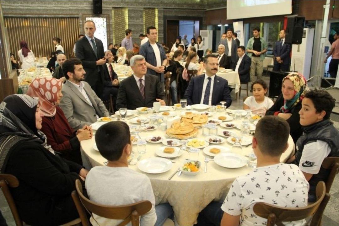 Yetim &Ccedil;ocuklar İftarda Buluştu