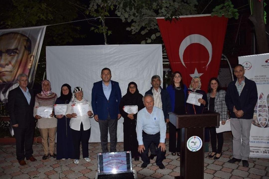 Lapseki&rsquo;de Okuryazarlık Seferberliğinde Başarılı Olan Kursiyerler Belgelerini Aldı