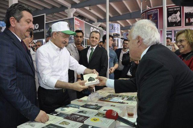 Kılı&ccedil;daroğlu Merzifon&rsquo;da Kitap Fuarını Dolaştı 3