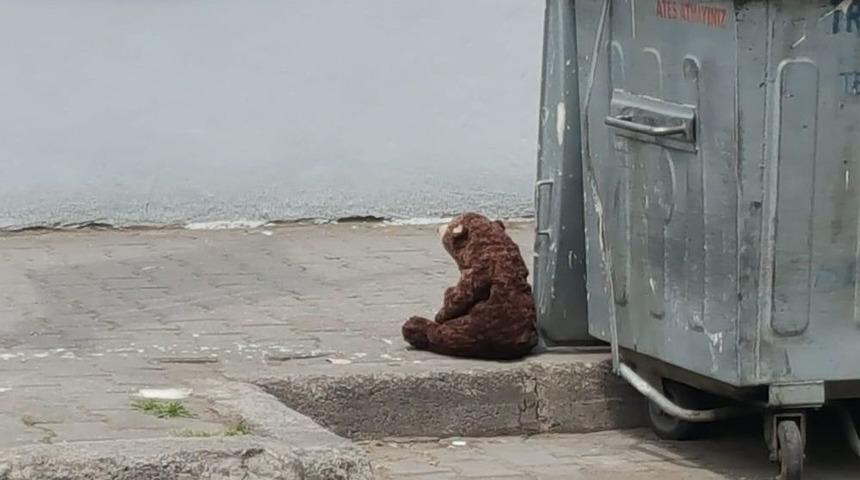 Çöp Konteynerinin Yanına Bırakılan Oyuncak Ayı Paniğe Yol Açtı