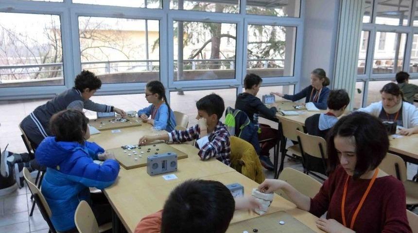 &Uuml;st&uuml;n Yetenekli &Ccedil;ocuklar Go Oynayarak Kendilerini Geliştiriyorlar