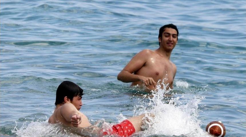 Antalya’da Sahillere Akın