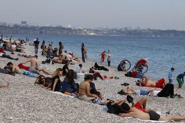 Antalya’da Sahillere Akın