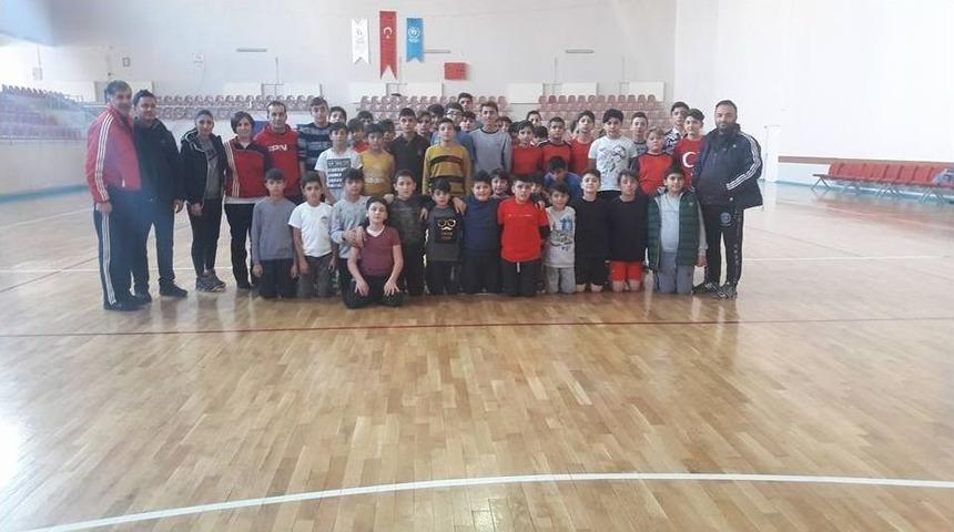 Kayseri Hentbol&rsquo;de Anadolu Yıldızlar Ligi Kız Ve Erkek Takımı Se&ccedil;meleri Yapıldı