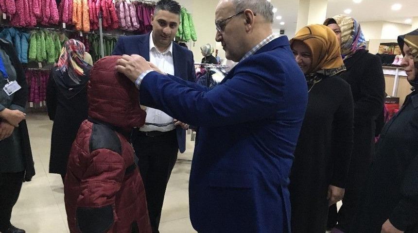 Beykoz Belediyesi&rsquo;nden &Ccedil;ocuklara Kışlık Kıyafet Yardımı
