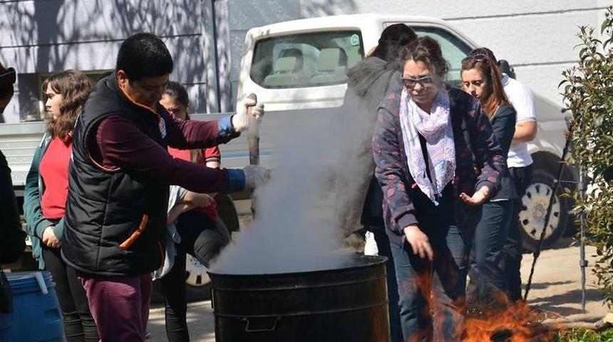 Öğrenciler Geleneksel Yöntem İle Zeytinyağı Sabunu Yaptılar