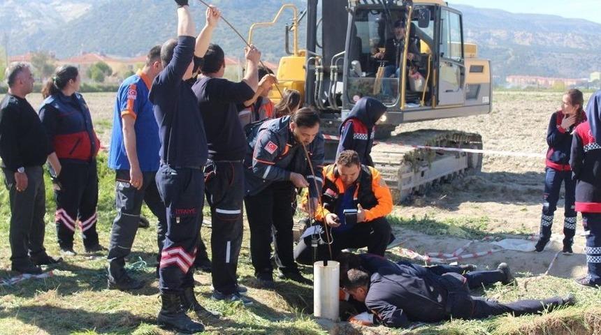 Kuyuya Düşen Yavru Köpek 11 Saatlik Çalışmayla Kurtarıldı