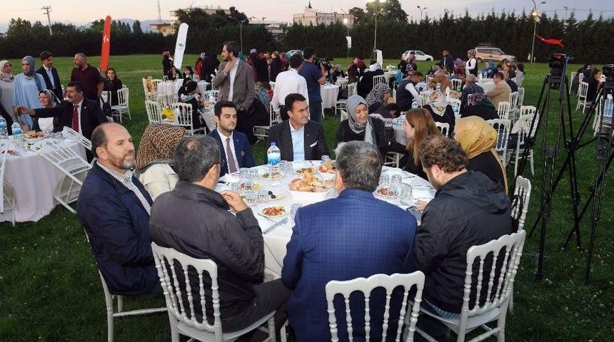 Başkan D&uuml;ndar, Yetimlerle &lsquo;kardeşlik Sofrası&rsquo;nda Buluştu