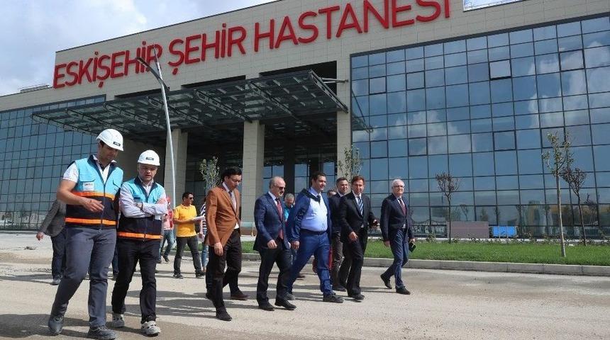 Vali &Ccedil;akacak, Eskişehir Şehir Hastanesi İnşaatında Yapılan &Ccedil;alışmaları İnceledi
