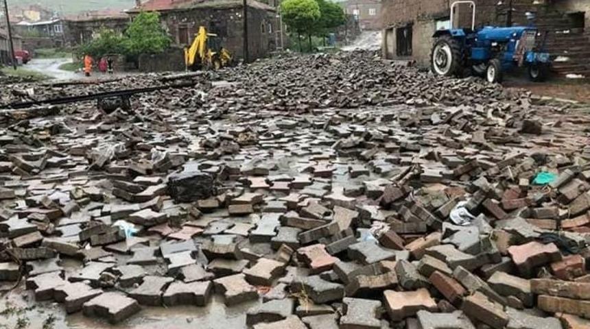 Sel Felaketinde Kaldırım Taşları Yerinden S&ouml;k&uuml;ld&uuml;