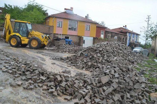 Sel Felaketinde Kaldırım Taşları Yerinden Söküldü