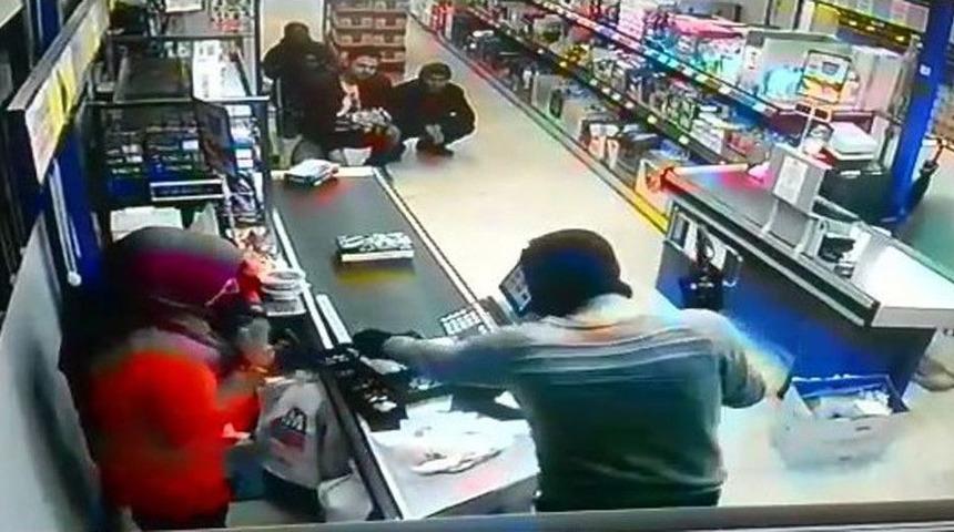 Markete Giren Kar Maskeli Silahlı Soyguncu Bin 250 Lirayı Gasp Etti