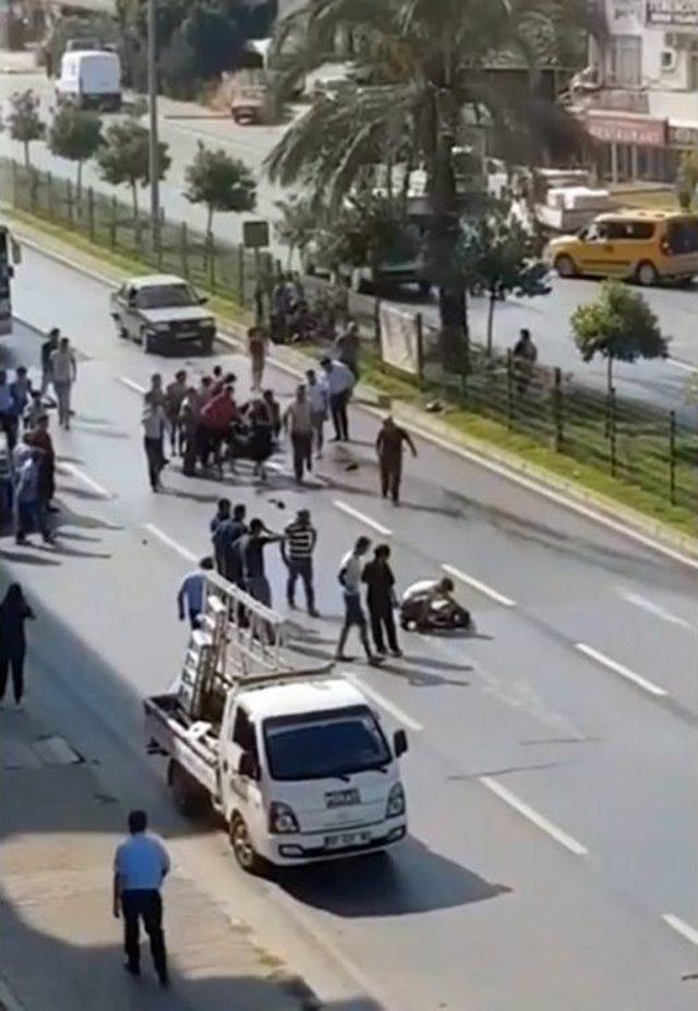 Alanya’da Otomobille Motosiklet Çarpıştı: 2 Ağır Yaralı