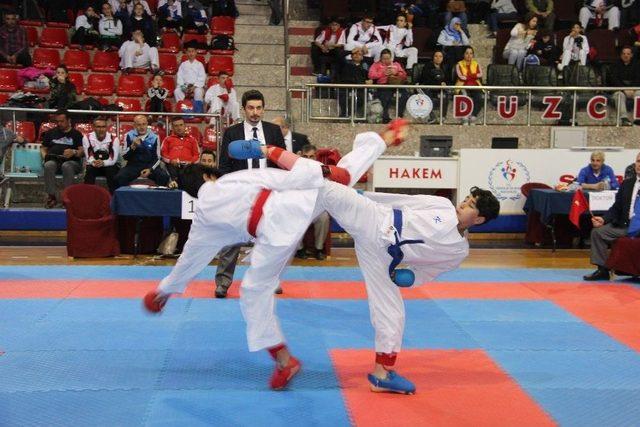 Karate Grup Müsabakaları Düzce’de Başladı