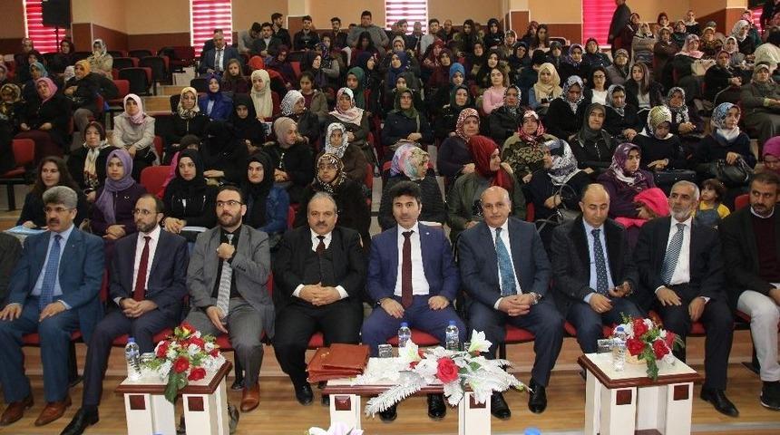 &Uuml;niversitesi De Aile Konferansı