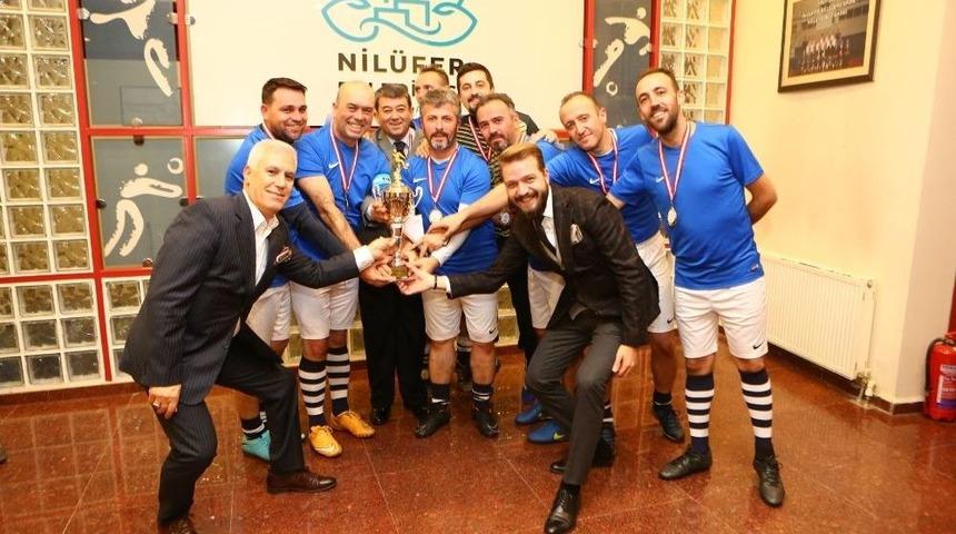 Nil&uuml;fer &Ccedil;alışanları Halı Sahada Ter D&ouml;kt&uuml;