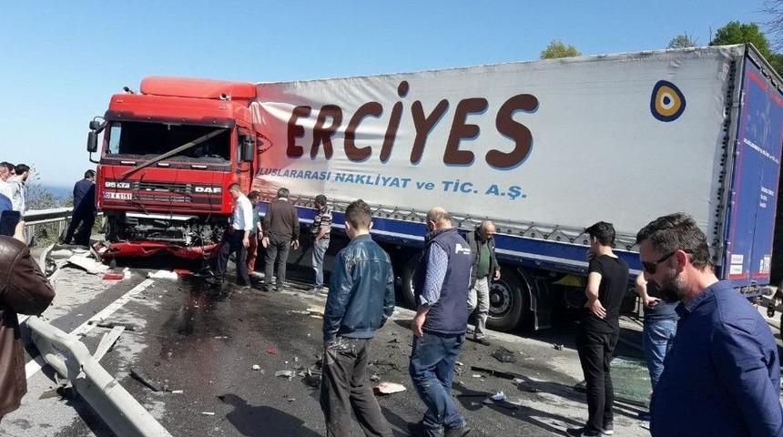 Kaza Yapan Tır Karadeniz Sahil Yolu&rsquo;nu Ulaşıma Kapattı