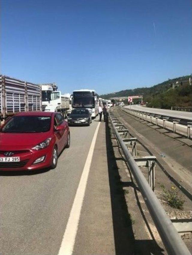 Kaza Yapan Tır Karadeniz Sahil Yolu’nu Ulaşıma Kapattı