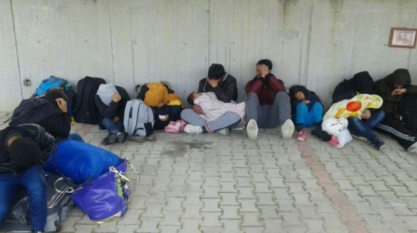 İzmir&rsquo;de 64 Ka&ccedil;ak G&ouml;&ccedil;men Yakalandı