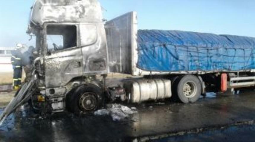 Seyir Halindeki Tır Alev Aldı