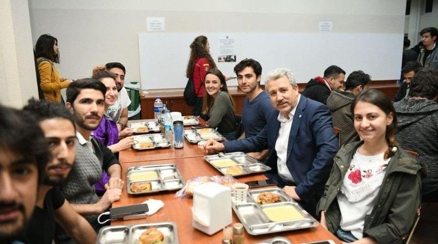 Rekt&ouml;r Budak&rsquo;tan Sınavlara &Ccedil;alışan &Ouml;ğrencilere Gece Yarısı Morali