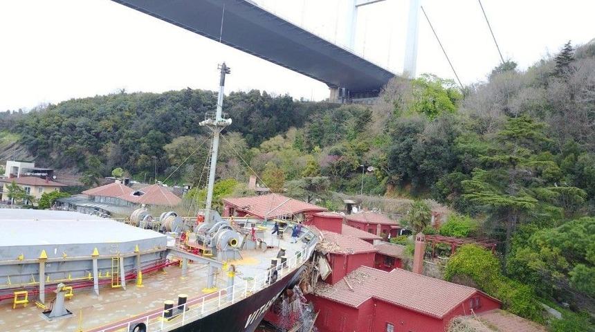 D&uuml;meni Kilitlenen Gemi Tarihi Yalıya &Ccedil;arptı