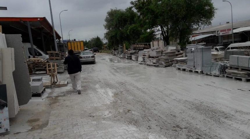 K&uuml;&ccedil;&uuml;k Sanayi Sitesi&rsquo;nde Yollara D&ouml;k&uuml;len Bal&ccedil;ık Sıkıntısı