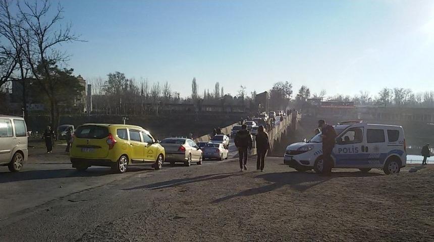 Şahin: &ldquo;valilik K&ouml;pr&uuml;leri Trafiğe Kapamada Israrcı&rdquo;