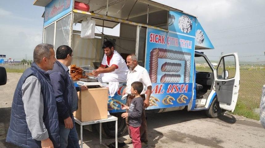 Şanlıurfa&rsquo;dan Gelen Tatlı Ustası, G&uuml;nde 90 Kilo Tatlı Satıyor