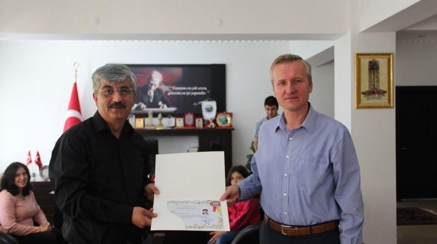 Kaymakam T&uuml;rkiye Birincisini &Ouml;d&uuml;llendirdi