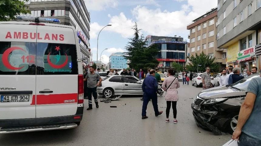 Mhp Kocaeli Milletvekili Adayı Kaza Yaptı: 2 Yaralı